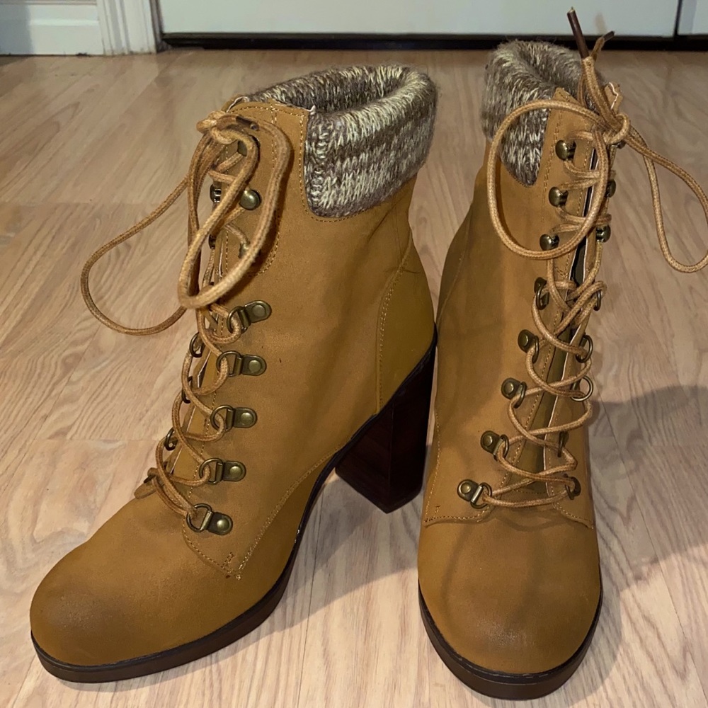 NWOT Sweater Heel Lace Up Bootie
